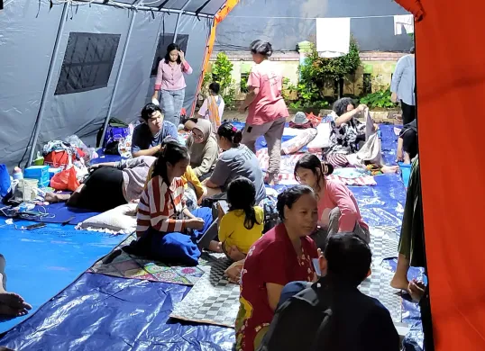 Ratusan warga mengungsi di Kantor Kelurahan Kedoya Selatan, Kebon Jeruk, Jakarta Barat, sejak Senin, 3 Maret 2025. (Sumber: Poskota/Pandi Ramedhan)