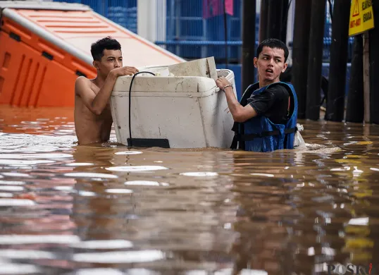 Waspada cuaca ekstrem! BRIN perkirakan intensitas hujan di Jakarta, Bogor, Depok, Tangerang, Bekasi meningkat drastis Agustus nanti. Simak jadwal puncaknya. (Sumber: Poskota/Bilal Nugraha Ginanjar)