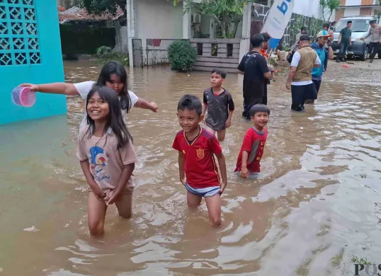 Ilustrasi - Sejumlah anak bermain di lokasi banjir pada salah satu permukiman yang terdampak banjir luapan Kali Angke, Kota Depok. (Sumber: Poskota/Angga Pahlevi)