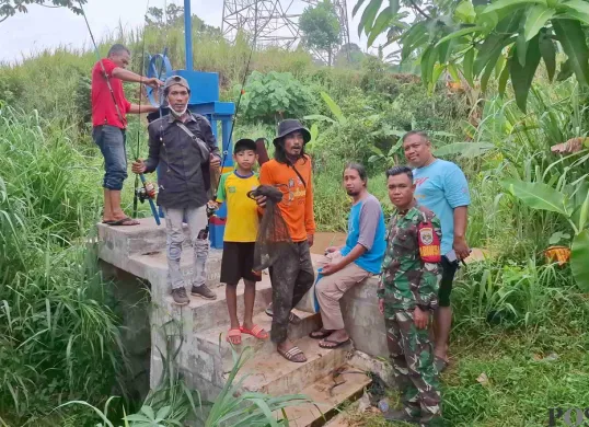 Warga Pondok Petir Kecamatan Bojongsari memancing ikan di Kali Angke baru mendapatkan kiriman air dari Bogor, Selasa 4 Maret 2025. (Sumber: Poskota/Angga Pahlevi)