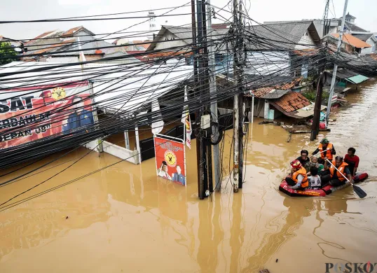 Petugas Gulkarmat Jakarta Selatan mengevakuasi warga yang terdampak banjir di Kelurahan Rawajati, Pancoran, Jakarta Selatan dan Kelurahan Cililitan, Kramat Jati, Jakarta Timur, Selasa, 4 Maret 2025. (Sumber: Poskota/Bilal Nugraha Ginanjar)