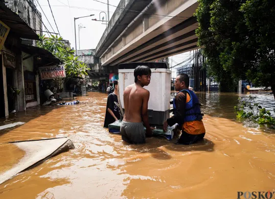 Petugas Gulkarmat Jakarta Selatan mengevakuasi warga yang terdampak banjir di Kelurahan Rawajati, Pancoran, Jakarta Selatan dan Kelurahan Cililitan, Kramat Jati, Jakarta Timur, Selasa, 4 Maret 2025. (Sumber: Poskota/Bilal Nugraha Ginanjar)
