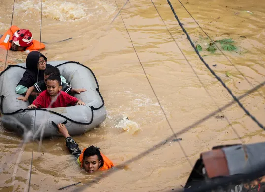 Petugas Gulkarmat Jakarta Selatan mengevakuasi warga yang terdampak banjir di Kelurahan Rawajati, Pancoran, Jakarta Selatan dan Kelurahan Cililitan, Kramat Jati, Jakarta Timur, Selasa, 4 Maret 2025. (Sumber: Poskota/Bilal Nugraha Ginanjar)