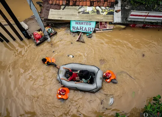 Petugas Gulkarmat Jakarta Selatan mengevakuasi warga yang terdampak banjir di Kelurahan Rawajati, Pancoran, Jakarta Selatan dan Kelurahan Cililitan, Kramat Jati, Jakarta Timur, Selasa, 4 Maret 2025. (Sumber: Poskota/Bilal Nugraha Ginanjar)