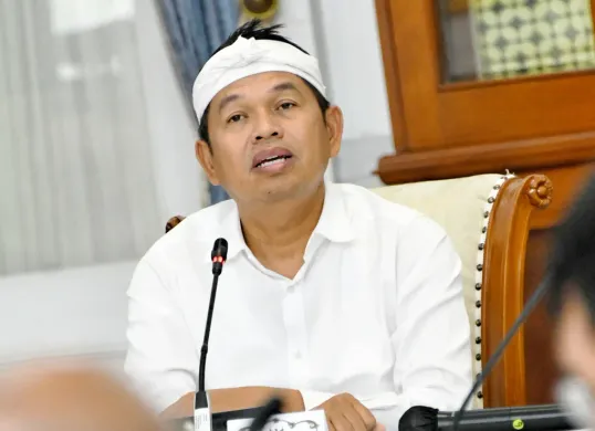 Dedi Mulyadi menanggapi soal viralnya patung penyu di Sukabumi senilai Rp15 miliar terbuat dari kardus. (Sumber: Dok. Biro Adpim Jabar)