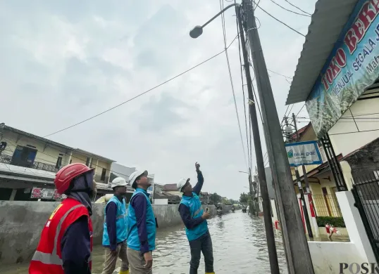 Manager PLN UP3 Bintaro, Hendar Prisnadianta (kedua dari kanan) memeriksa kondisi jaringan kelistrikan di  Perumahan Pondok Maharta, Tangerang Selatan, yang dilanda banjir. (Sumber: Dok. PLN UID Jakarta Raya)