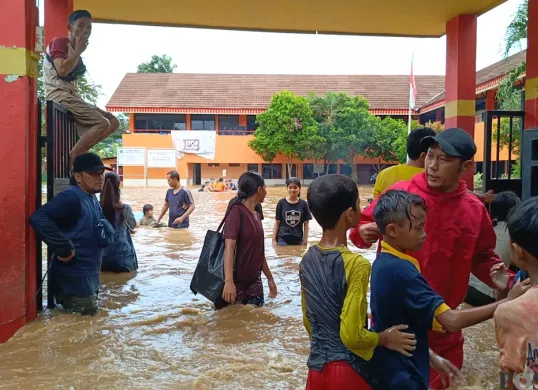 Air luapan sungai Ciliwung masih membanjiri pemukiman warga Pejaten Timur, Jakarta Selatan, Selasa, 4 Maret 2025. (Sumber: Poskota/Ali Mansur)