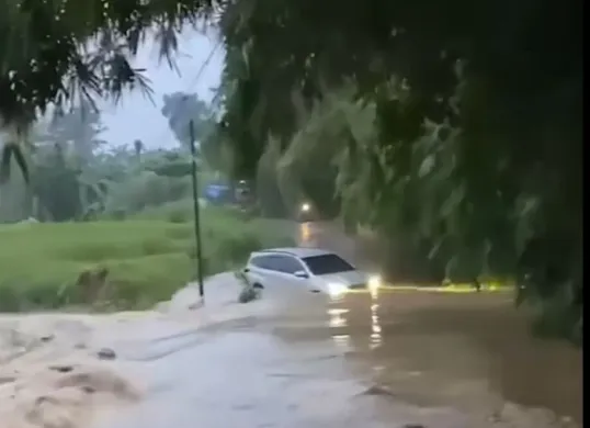 Mobil terbawa arus banjir deras di Situ Kampung Nawit Bekasi (Sumber: Instagram)