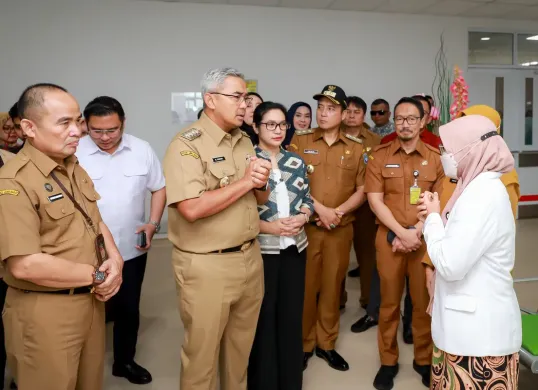 Wali Kota Bandung, Muhammad Farhan, didampingi Wakil Wali Kota Erwin, usai meresmikan layanan Katresna di RSUD Bandung Kiwari, Selasa 4 Maret 2025. (Sumber: Dok. Diskominfo Kota Bandung)