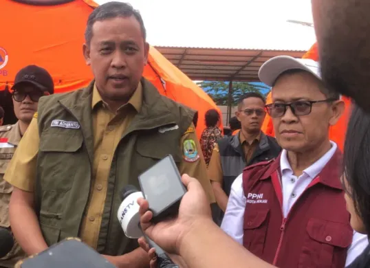 Wali Kota Bekasi Dr Tri Adhianto, menjelaskan penanganan pemerintah terhadap bencana banjir yang terjadi, Selasa, 4 Maret 2025. (Sumber: Dok. Pemkot Bekasi)