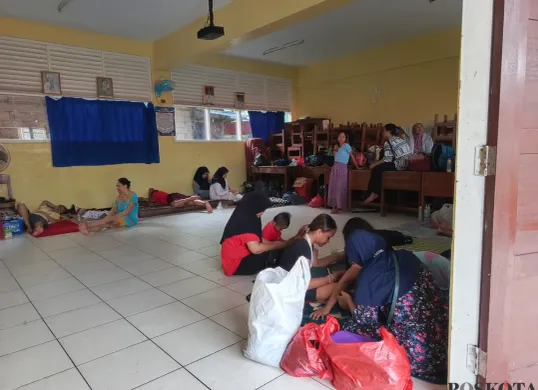 Suasana di pengungsian di SMPN 46 Pejaten Timur, Jakarta Selatan, Selasa, 4 Maret 2025. (Sumber: Poskota/Ali Mansur)