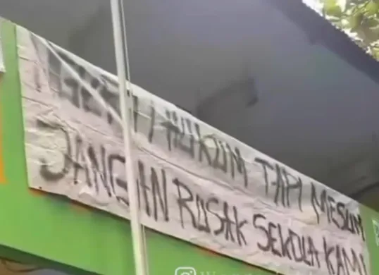 Pelajar SMK PGRI Kalideres, Jakarta Barat, unjuk rasa di sekolah diduga adanya guru mesum. (Sumber: Instagram/warga.jakbar)