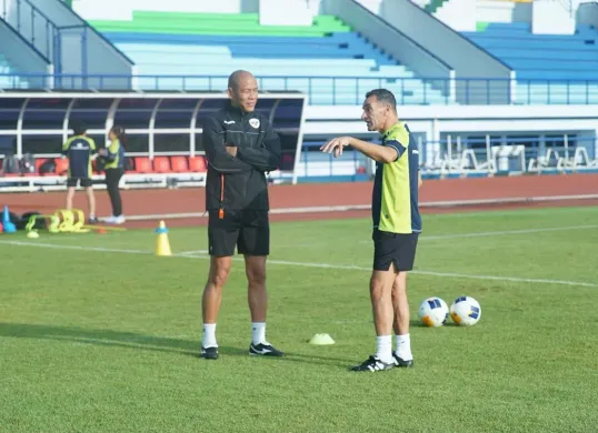 Nova Arianto saat berbincang dengan Gerald Vanenburg di tengah sesi pemusatan latihan Timnas Indonesia U17. (Sumber: Instagram/@novarianto30)