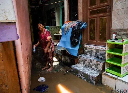 Sejumlah warga mulai kembali dan membersihkan kediamannya pasca banjir yang melanda dalam beberapa hari terakhir di Kampung Melayu, Jatinegara, Jakarta Timur, Rabu, 5 Maret 2025. (Sumber: Poskota/Bilal Nugraha Ginanjar)