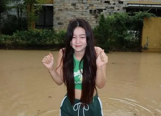 Rumah artis ini terendam banjir, salah satunya TikTokers Vilmei. (Sumber: Instagram @vilmei)