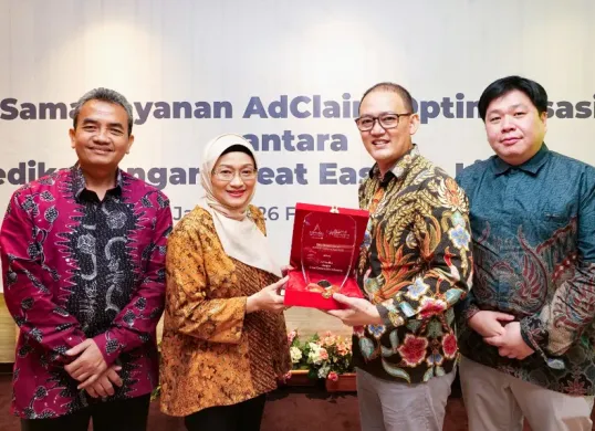 CEO AdMedika Dian Prambini dan Head of Group Insurance Division Great Eastern Life Indonesia Daniel Herjun Putranto, meresmikan kerja sama AdClaim. (Sumber: Dok. Telkom)