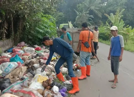 Sejumlah petugas kebersihan di Lebak saat hendak mengangkut sampah. (Sumber: Dok. Warga)