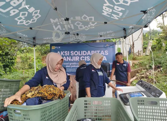 Petugas PLN UID Jawa Barat meringankan beban warga terdampak banjir di Bogor, Bekasi, dan sekitarnya dengan membantu melalui layanan fasilitas mencuci gratis. (Sumber: Dok. PLN UID Jabar)