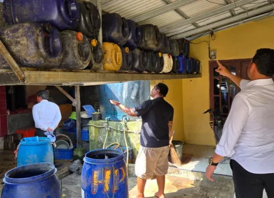 Personel Subdit Tipidter Polda Banten mengamankan ratusan liter bio solar serta puluhan jerigen. (Sumber: Dok. Subdit Tipidter Polda Banten)