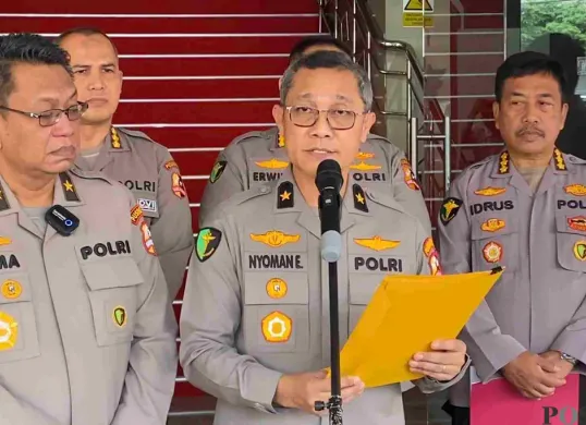 Karo Dokpol Pusdokkes Polri Brigjen Nyoman Eddy Purnama (memegang map kuning) menyampaikan penghentian proses identifikasi korban kebakaran Glodok Plaza Jakarta Barat, Rabu, 5 Februari 2025. (Sumber: Poskota/Ali Mansur)