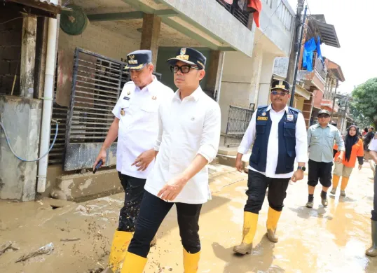 Wakil Menteri Dalam Negeri, Bima Arya bersama Wali Kota Bekasi, Tri Adhianto saat meninjau lokasi banjir. (Sumber: Dok. Pemkot Bekasi)