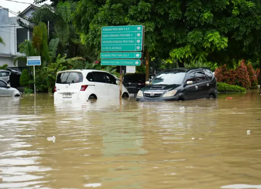 Sejumlah mobil masih terendam banjir di Kota Bekasi. (Sumber: Dok. BPBD Jawa Barat)