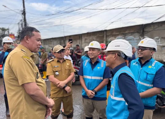 Wali Kota Bekasi, Tri Adhianto Tjahyono (kanan) dan General Manager PLN UID Jakarta Raya, Lasiran berkoordinasi dalam mengatasi banjir di Bekasi. (Sumber: Dok. PLN UID Jakarta Raya)