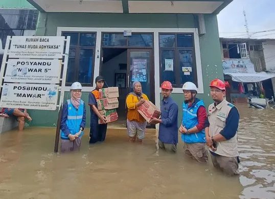 PLN UP3 Cengkareng, Jakarta Barat menyerahkan bantuan logistik kepada warga korban banjir di Kecamatan Cengkareng. (Sumber: Dok. PLN UID Jakarta Raya)