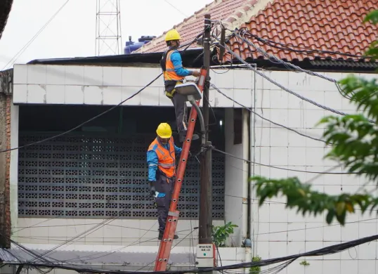 Petugas PLN melakukan proses pemulihan bertahap dengan mengutamakan keselamatan pelanggan sehingga pasokan listrik dapat kembali normal pascabanjir Jakarta. (Sumber: Dok. PLN UID Jakarta Raya)