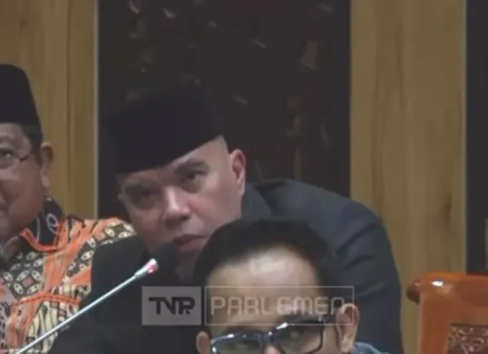 Ahmad Dhani saat menyampaikan pendapat mengenai pemain naturalisasi dalam rapat Komisi X bersama Kementerian Pemuda dan Olahraga (Kemenpora) serta PSSI. (Sumber: Capture Youtube Parlemen TV)