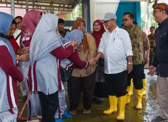 Menteri Pendidikan Dasar dan Menengah (Mendikdasmen) Abdul Mu'ti mengonfirmasi bahwa sejumla fasilitas pendidikan rusak lantaran terdampak banjir dan tersebar di Kota serta Kabupaten Bekasi. (Sumber: Dok Kemendikdasmen)