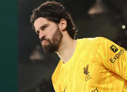 Khvicha Kvaratskhelia dan Ousmane Dembélé tampil gemilang, tetapi Alisson terus menggagalkan peluang mereka (Sumber: Ig: @liverpool)