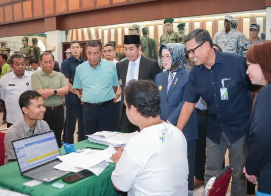 Dirut BPJS Ketenagakerjaan Snggoro Eko Cahyo saat meninjau pusat pelayanan klaim di PT Sritex. (Sumber: Dok. BPJS Ketenagakerjaan)