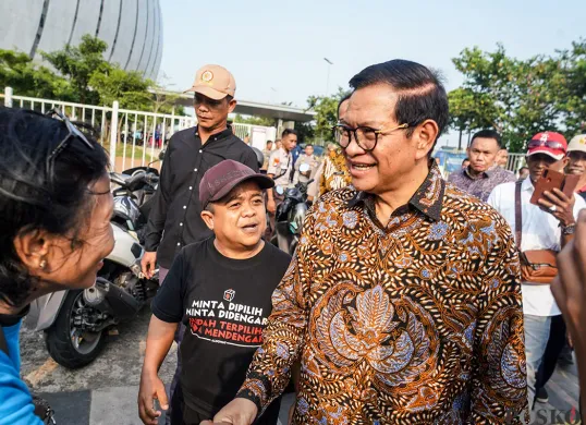 Gubernur Jakarta Pramono Anung dan Rano Karno, menyambangi warga eks Kampung Bayam di depan Jakarta International Stadium, Jakarta Utara, Kamis, 6 Maret 2025. (Sumber: Poskota/Bilal Nugraha Ginanjar)