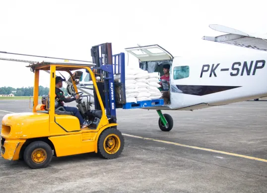 Operasi Modifikasi Cuaca (OMC) oleh Badan Nasional Penanggulangan Bencana (BNPB) dan TNI AU. (Sumber: Dok. TNI AU)