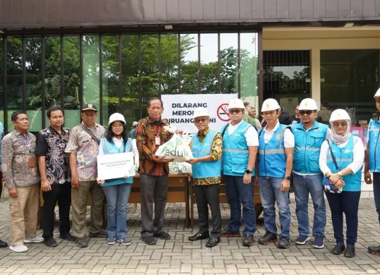 General Manager PLN UID Jakarta Raya, Lasiran menyerahkan bantuan korban banjir kepada Camat Pancoran, Alamsah di Posko Pengungsian Warga Kecamatan Pancoran, Kamis, 6 Maret 2025. (Sumber: Dok.PLN UID Jakarta Raya)