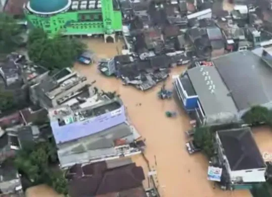 Akses ruas Jalan Dayeuhkolot terputus pagi ini karena banijr masih menggenangi dengan ketinggian hampir sepinggang sehingga tidak bisa dilalui kendaraan. (Sumber: Capture InfoDayeuhkolot)