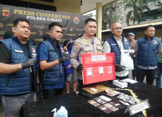 Kapolres Cimahi AKBP Tri (tengah) dalam gelar perkara yang dilaksanakan di Mako Polres Cimahi, Jumat 7 Maret 2025. (Sumber: Poskota/Gatot Poedji Utomo)