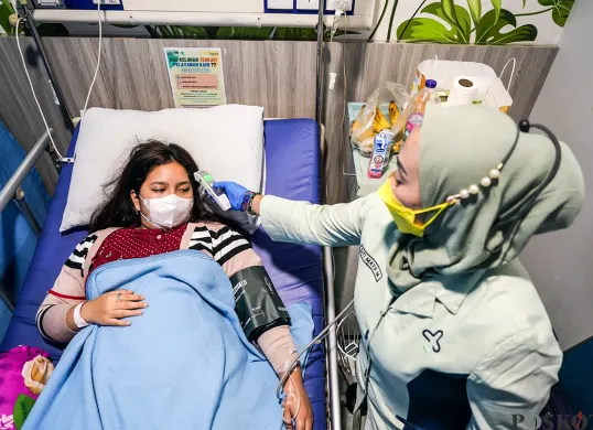 Perawat memeriksa seorang pasien yang terpapar penyakit Demam Berdarah Dengue (DBD) di RSUD Tamansari, Jakarta. (Sumber: Poskota/Bilal Nugraha Ginanjar)