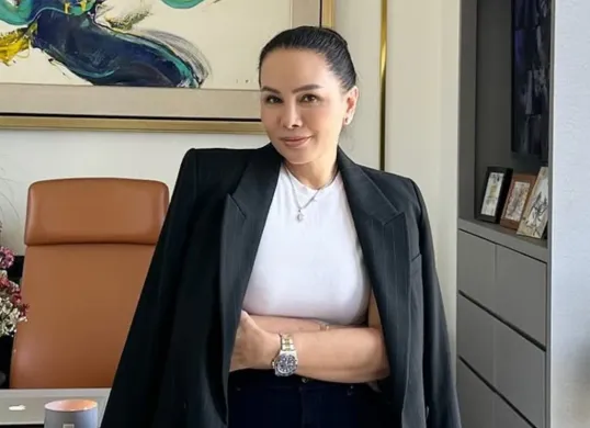 Fitri Salhuteru menyinggung teman Nikita Mirzani yang hingga saat ini tidak menemani Nikita dalam menghadapi permasalahannya. (Sumber: Instagram/@fitri_salhuteru)