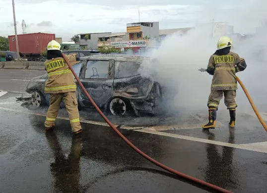 Sebuah mobil terbakar di KM 23 Jalan Tol Gedong Panjang, Penjaringan, Jakarta Utara, Jumat, 7 Maret 2025. (Sumber: Dok. Damkar Jakarta Utara)