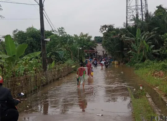 Akses jalan di wilayah Kecamatan Tigarsaksa, Kabupaten Tangerang terendam banjir, Jumat, 7 Maret 2025. (Sumber: Poskota/Veronica Prasetio)