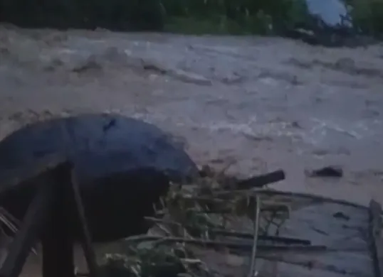 Jembatan Leuwi Jatatan di Desa Cinoyong, Kecamatan Carita, Pandeglang, putus diterjang banjir. (Sumber: Dok. Warga)