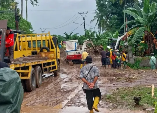 Petugas tengah membersihkan material longsor yang menimbun jalur Palka, Desa Batukuwung akibat curah hujan tinggi. (Sumber: Dok. Polresta Serang Kota)