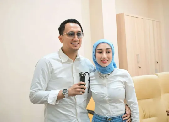 Attaubah Mufid, dokter estetika dan pengusaha sukses, kini menjadi sorotan publik bersama istrinya, Reza Gladys. (Sumber: Instagram/@attaubahmufid)