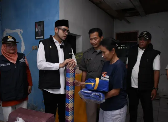 Wakil Wali Kota Sukabumi Bobby Maulana memberikan bantuan pada korban banjir dan longsor di wilayahnya. (Sumber: Laman resmi KDP Kota Sukabumi)