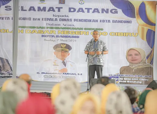 Wali Kota Bandung, Muhammad Farhan kaji larangan siswa pakai HP di sekolah. (Sumber: Dok. Diskominfo Kota Bandung)