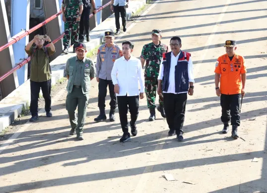 Kepala BNPB Letjen TNI Dr. Suharyanto, S.Sos., M.M. mendampingi Wapres Gibran Rakabuming meninjau permukiman warga yang terdampak di sekitar pasar Kampung Gumelar, Pelabuhan Ratu, Kabupaten Sukabumi, Jabar pada Sabtu, 8 Maret 2025. (Sumber: Dok BNPB)