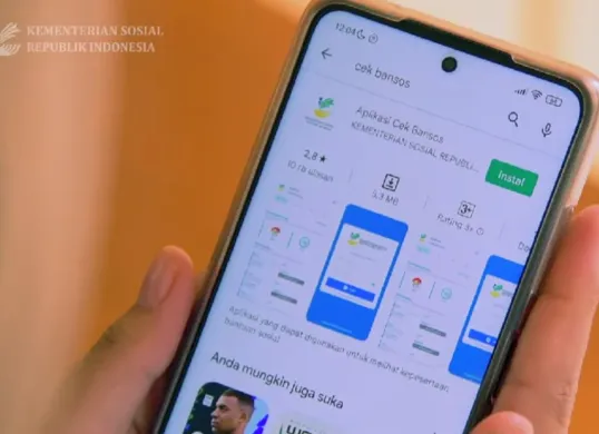 Ilustrasi mendaftar bansos lewat hp. (Sumber: kemensos.go.id)