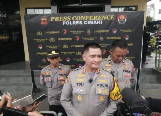 Kapolres Cimahi AKBP Tri Suhartanto memberikan keterangan terkait temuan edaran uang palsu yang beredar di Lembang, Bandung Barat. (Sumber: Poskota/Gatot Poedji Utomo)